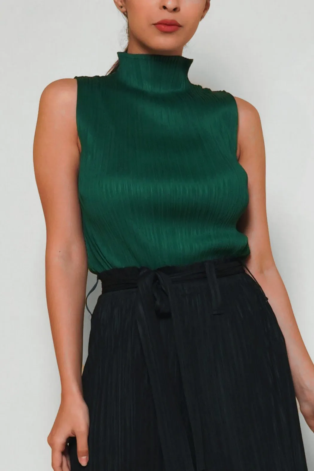 Ameline Turtle Neck Pleated Sleeveless Top