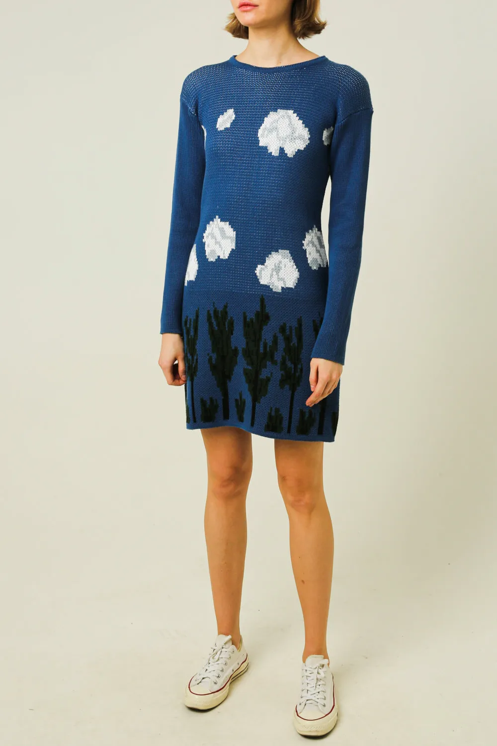 Dress with long sleeves and a skirt above the knee