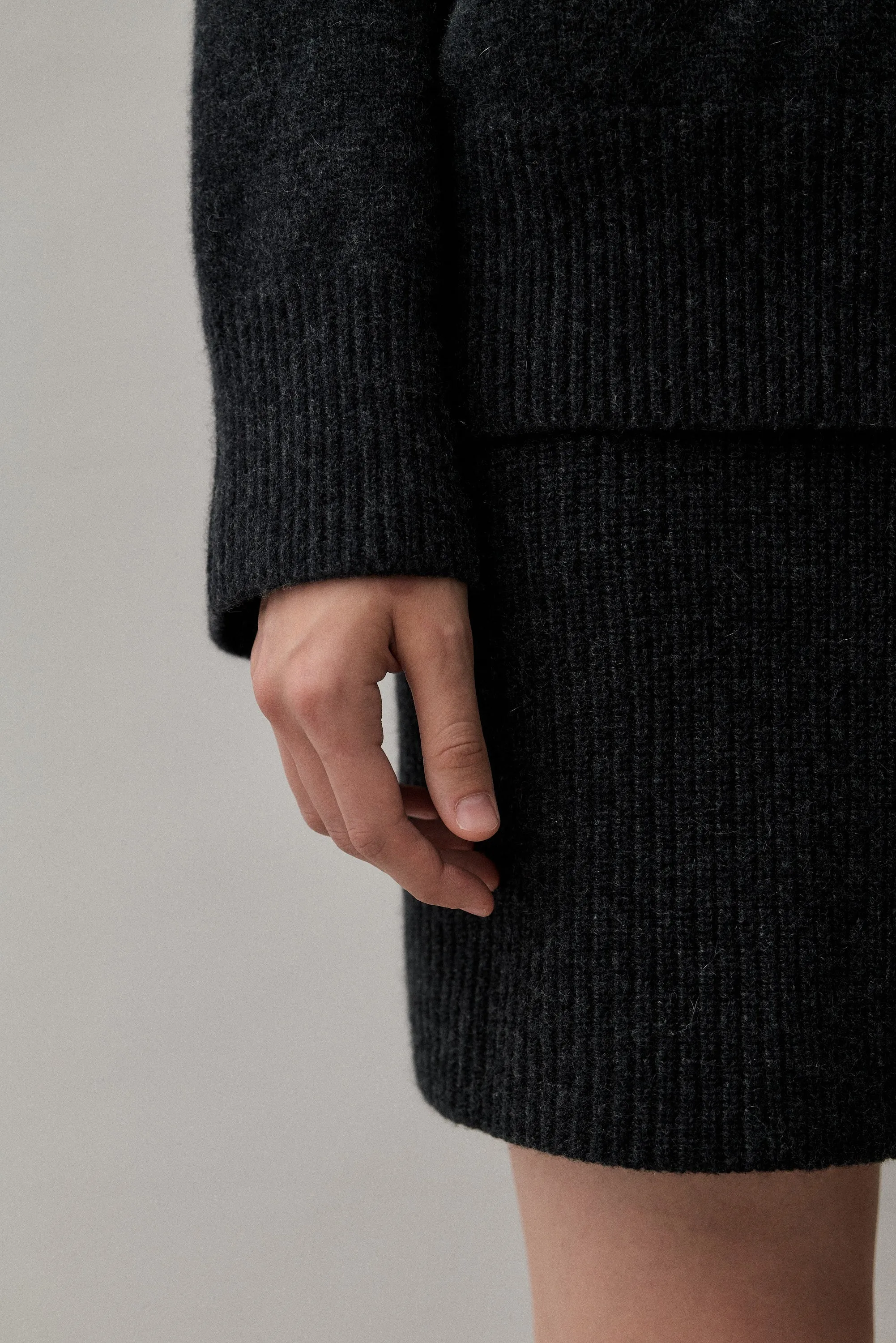 THE CLASSIC TURTLENECK - CHARCOAL